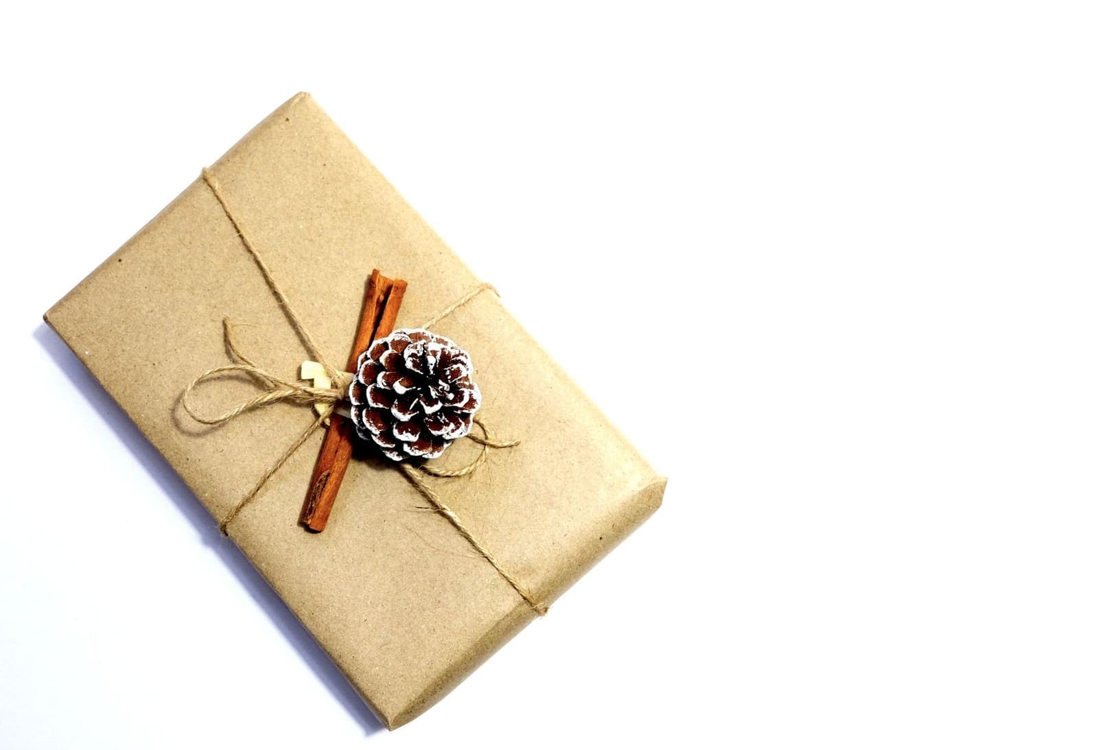 Klein ingepakt cadeautje met strik