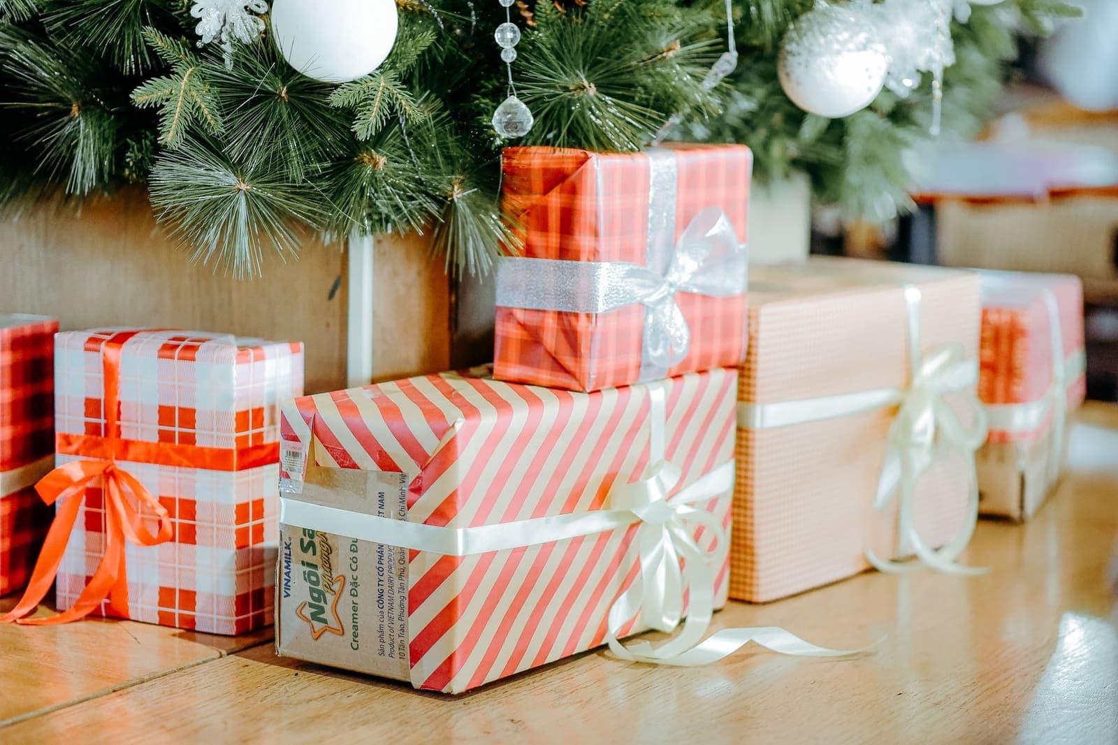 Ingepakte cadeaus onder een kerstboom