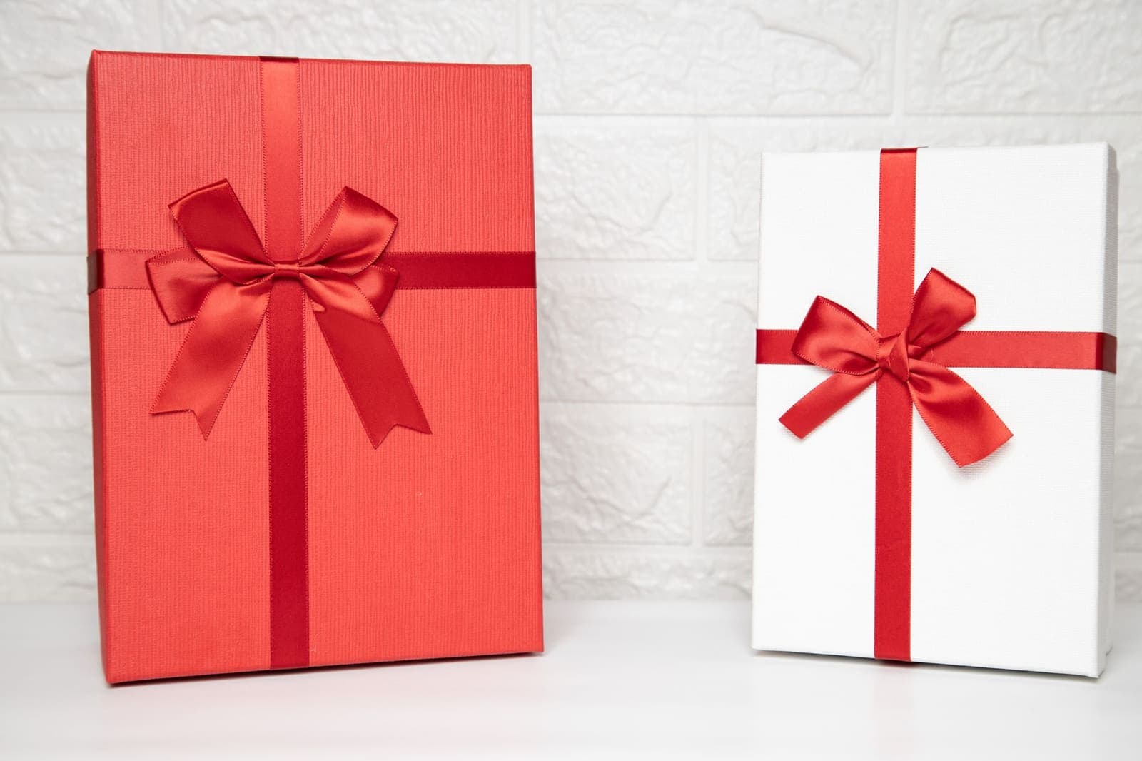 Handen die een cadeau inpakken met lint